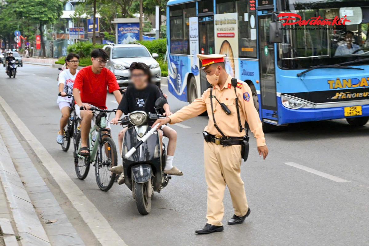 Trung tá Mai Xuân Tứ, cán bộ Đội CSGT đường bộ số 2 cho biết, trong dịp nghỉ lễ, một bộ phận thanh thiếu niên có tâm lý chủ quan, cho rằng lực lượng chức năng giảm kiểm soát nên vi phạm. Đáng chú ý, vẫn còn tình trạng phụ huynh giao phương tiện cho con em khi chưa đủ tuổi, chưa đủ điều kiện điều khiển.