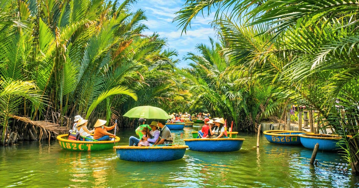 Du khách trải nghiệm bên trong rừng dừa Bảy Mẫu. Ảnh: Tấn Thành.