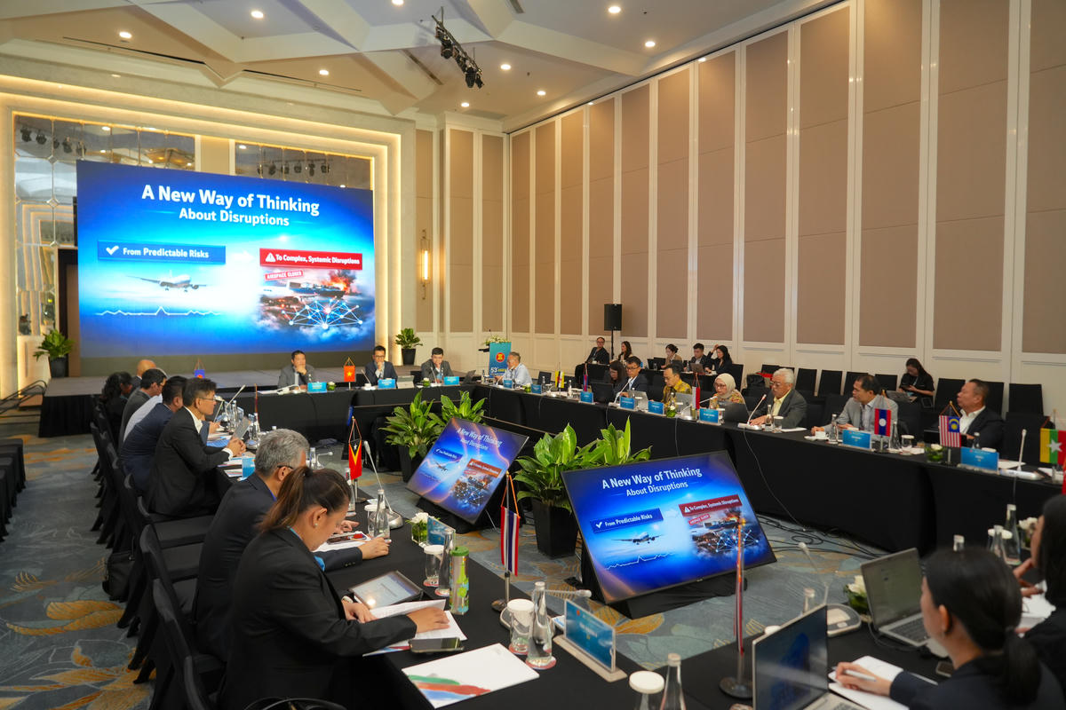 Phiên đối thoại bàn tròn cấp cao giữa các hãng hàng không trao đổi về các thử thách, khó khăn mà ngành hàng không đang gặp phải, qua đó chia sẻ kinh nghiệm và đề xuất giải pháp.