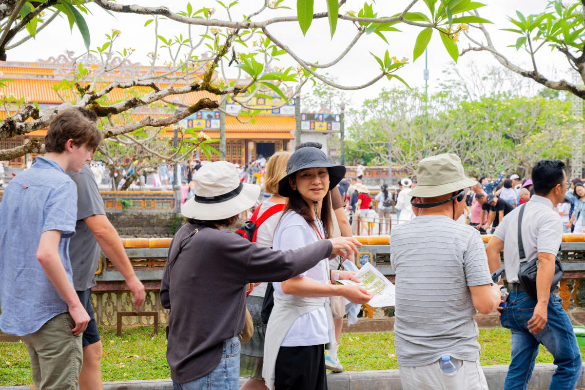 Du khách nước ngoài tham quan di sản Huế.