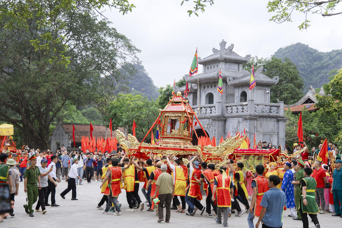 Tham gia lễ hội năm nay, du khách và nhân dân còn được hòa mình vào không gian văn hóa đặc sắc với màn rước kiệu từ Đình Các đến đền Thái Vi và các hoạt động giao lưu văn hóa, văn nghệ truyền thống, trò chơi dân gian. Ảnh: Đình Minh