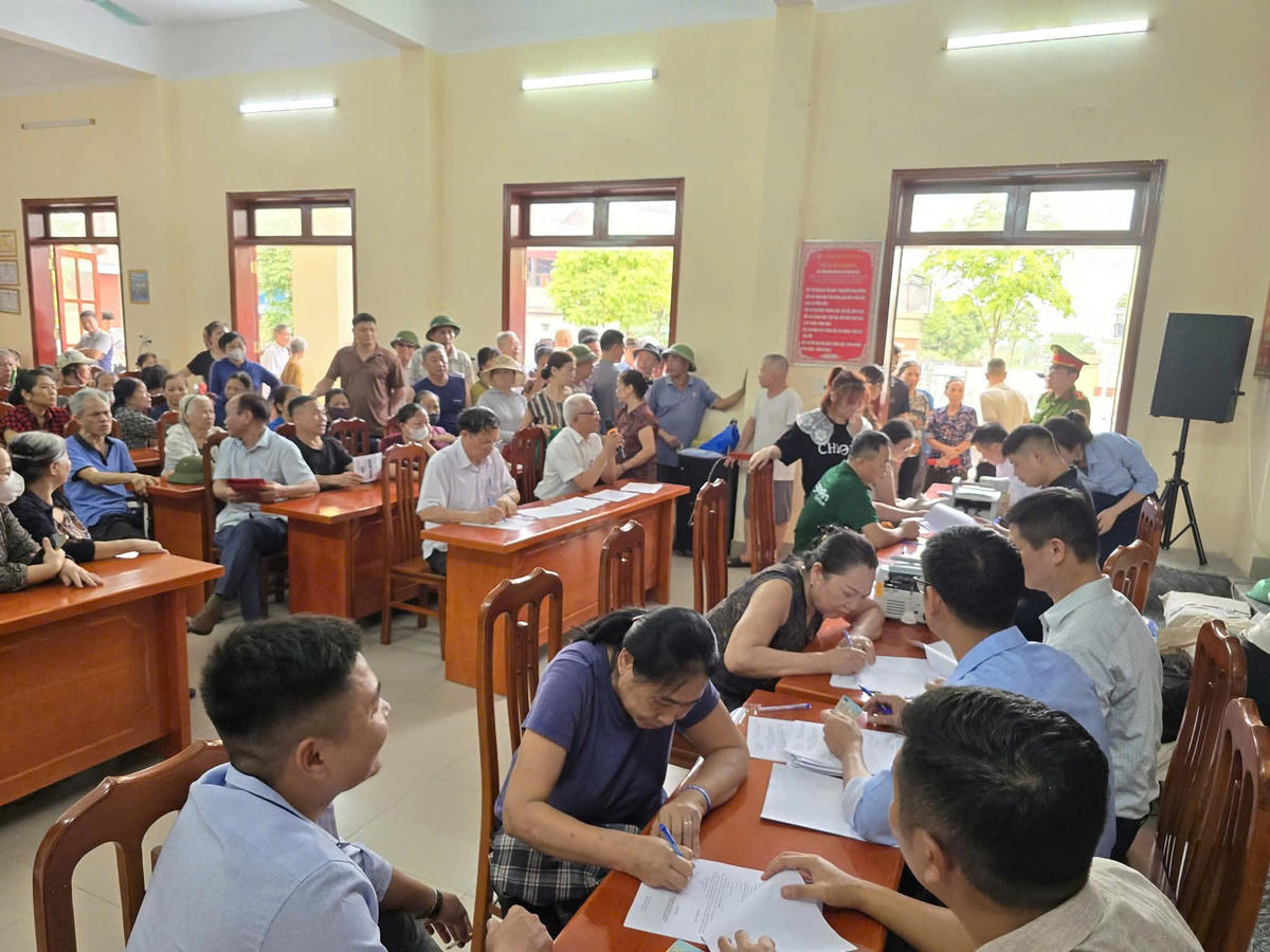 UBND xã Gia Phúc tiến hành chi trả tiền bồi thường cho người dân bị ảnh hưởng bởi KCN Hoàng Diệu. Ảnh: GP.&nbsp;