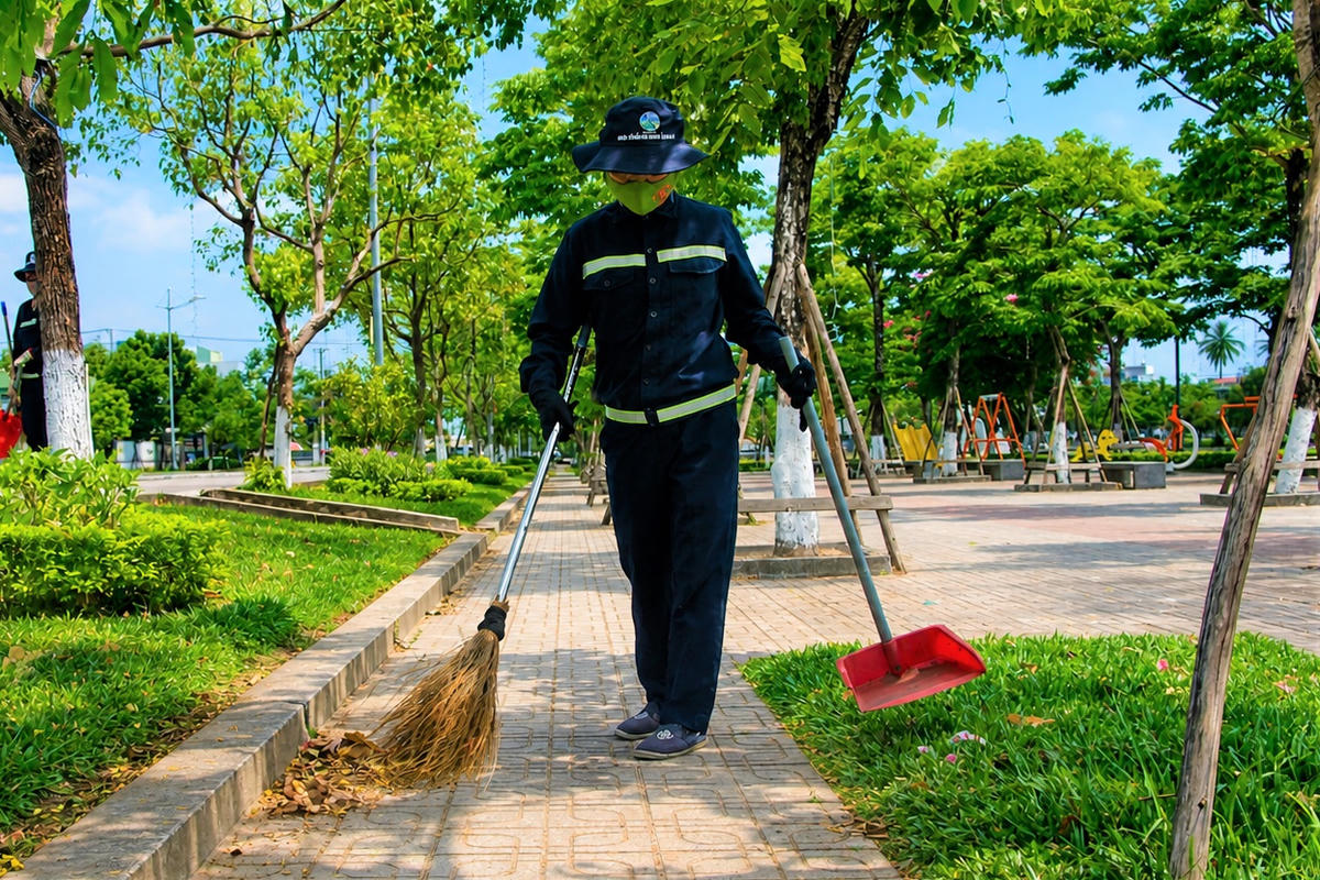 Công nhân thu gom rác thải đảm bảo môi trường sạch đẹp. Ảnh: Chí Đại.