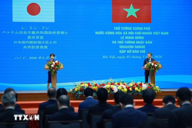 Thủ tướng Lê Minh Hưng và Thủ tướng Nhật Bản Takaichi Sanae gặp gỡ báo chí. (Ảnh: Dương Giang/TTXVN).
