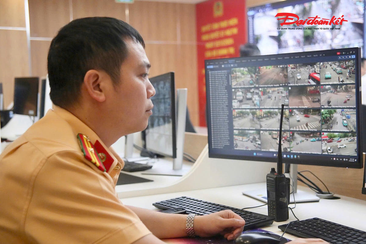 Thiếu tá Trần Đình Hoàng trong ca trực tại Trung tâm điều khiển giao thông.
