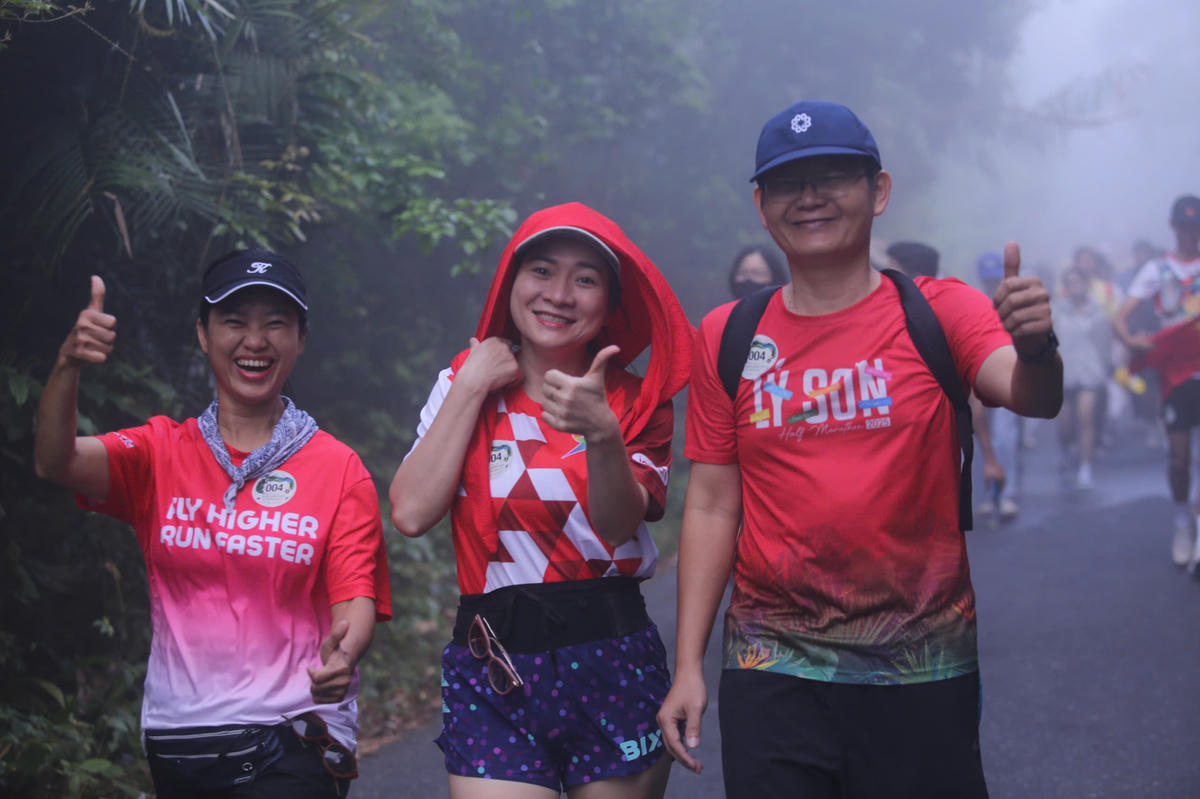 Hơn 300 người vượt bán đảo Sơn Trà trong sương mù, kêu gọi bảo vệ môi trường