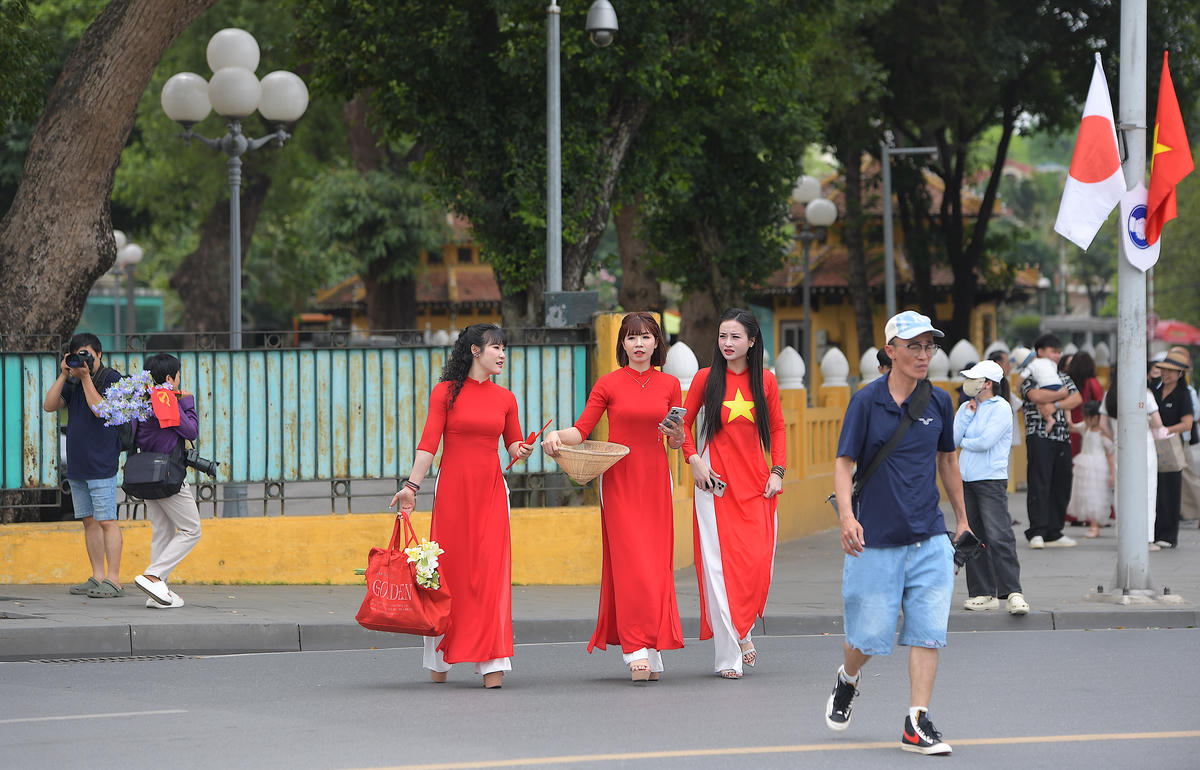  Những cô gái thướt tha trong tà áo dài trên phố.