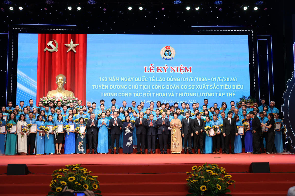 Các đồng chí lãnh đạo Đảng, Nhà nước chụp ảnh lưu niệm cùng các Chủ tịch Công đoàn cơ sở xuất sắc tiêu biểu. Ảnh: PV