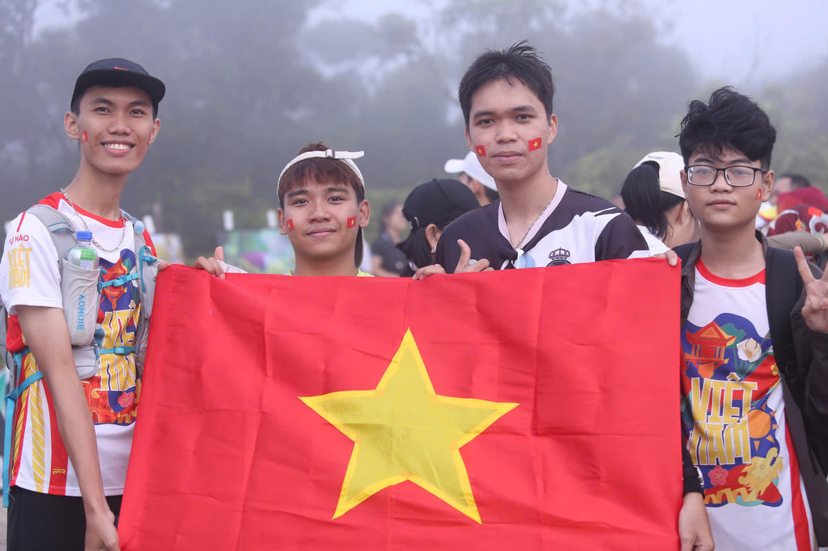 Hơn 300 người vượt bán đảo Sơn Trà trong sương mù, kêu gọi bảo vệ môi trường