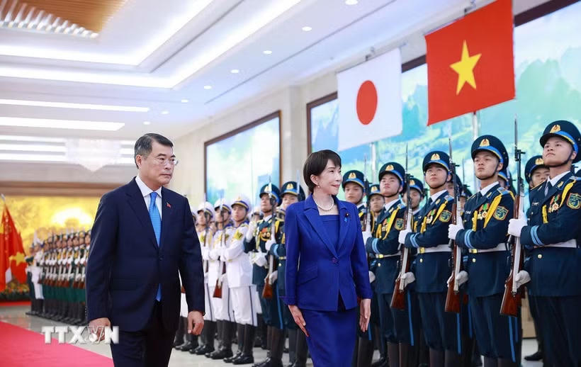Thủ tướng Lê Minh Hưng và Thủ tướng Nhật Bản Takaichi Sanae duyệt Đội danh dự Quân đội Nhân dân Việt Nam. (Ảnh: Dương Giang/TTXVN).