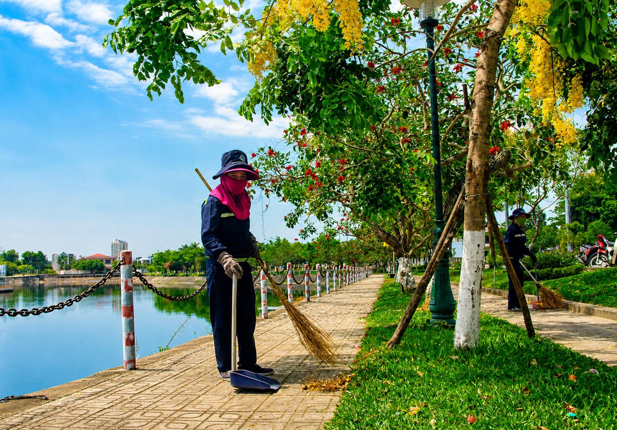 Bờ hồ Nguyễn Du được công nhân vệ sinh thu gom rác thải thường xuyên. Ảnh: Tấn Thành.