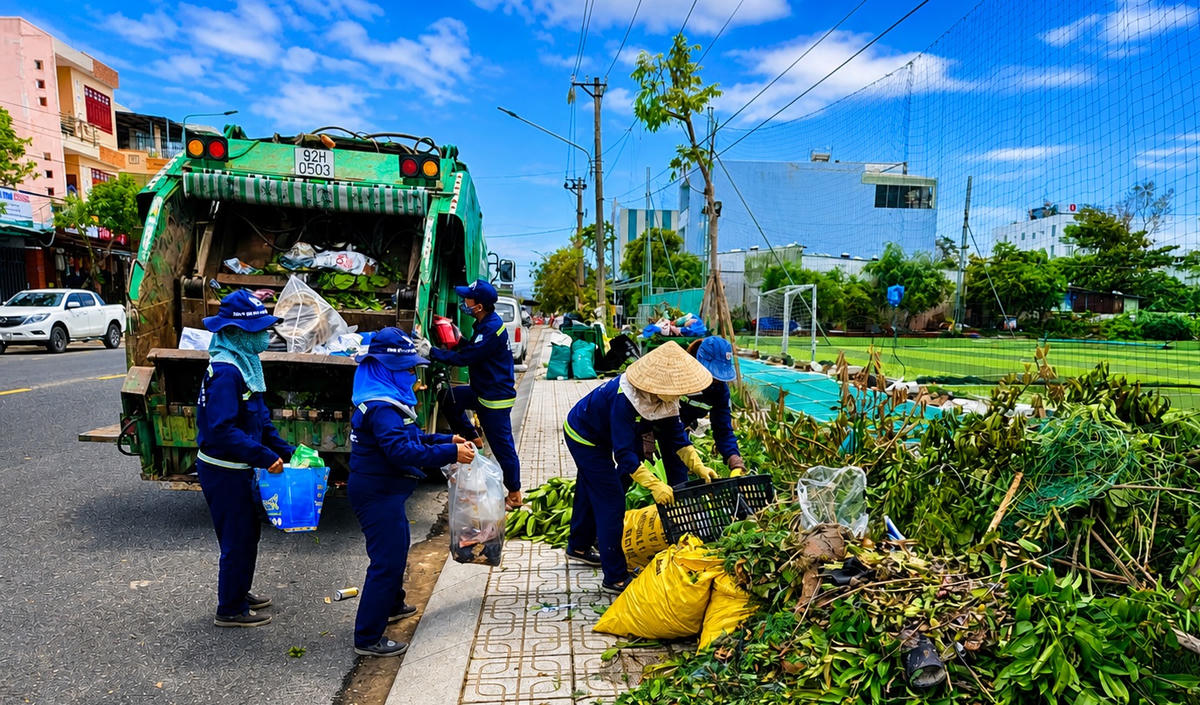Rác thải được xe rác đến thu gom chở đi xử lý. Ảnh: Tấn Thành.