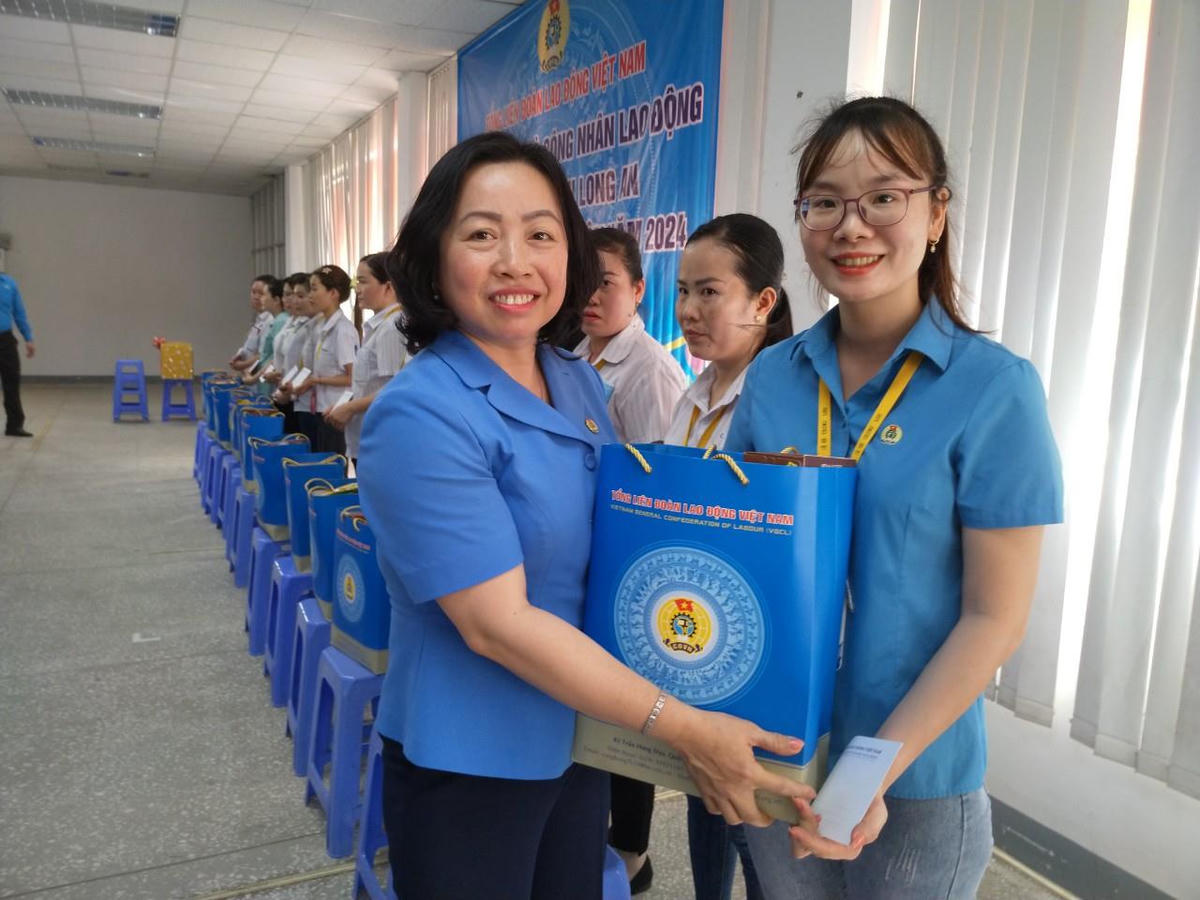 Phó Chủ tịch Thường trực Tổng LĐLĐ Việt Nam, bà Thái Thu Xương trao quà cho công nhân lao động Công ty TNHH Giày Fuluh. Ảnh: Kỳ Quan