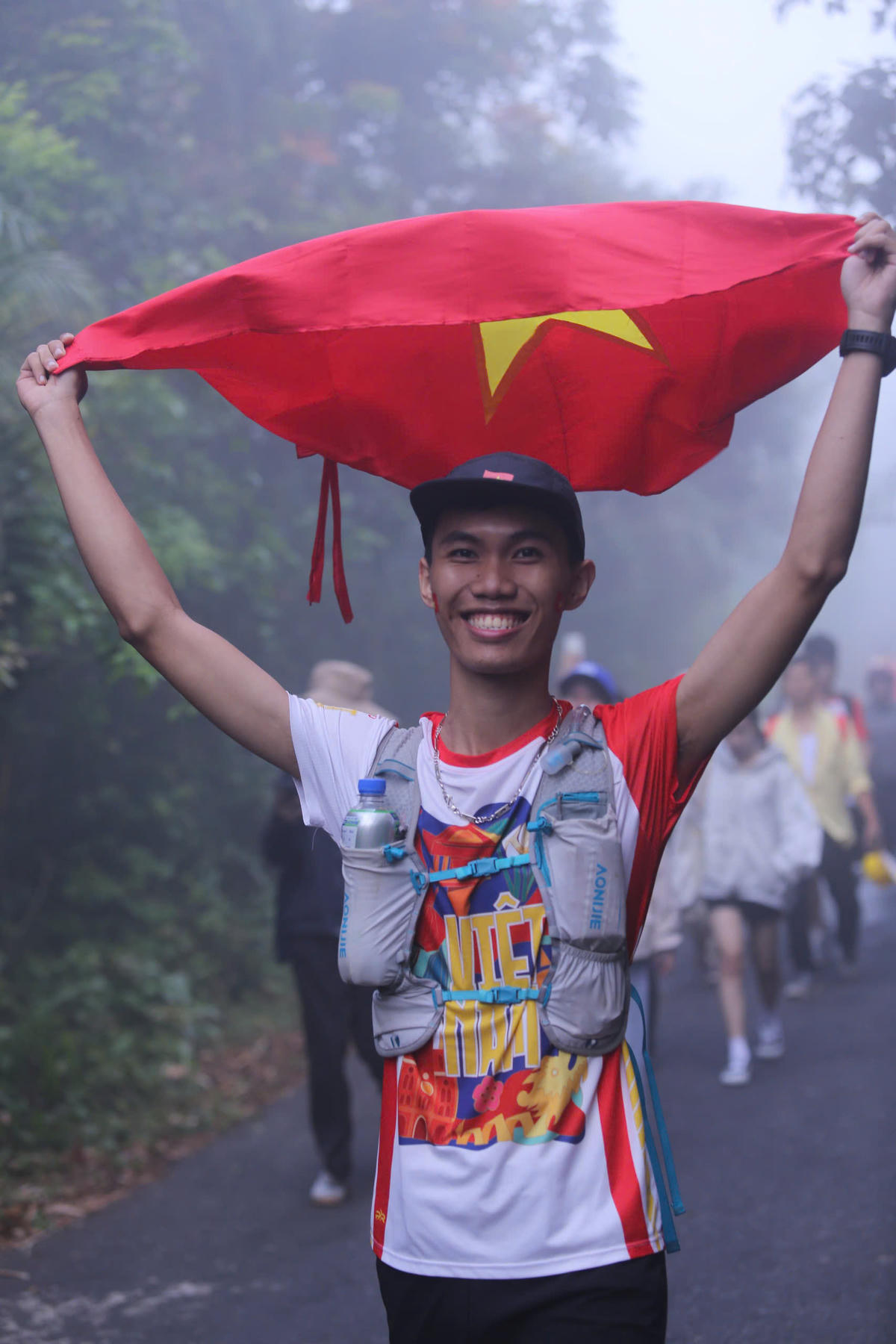 Hơn 300 người vượt bán đảo Sơn Trà trong sương mù, kêu gọi bảo vệ môi trường