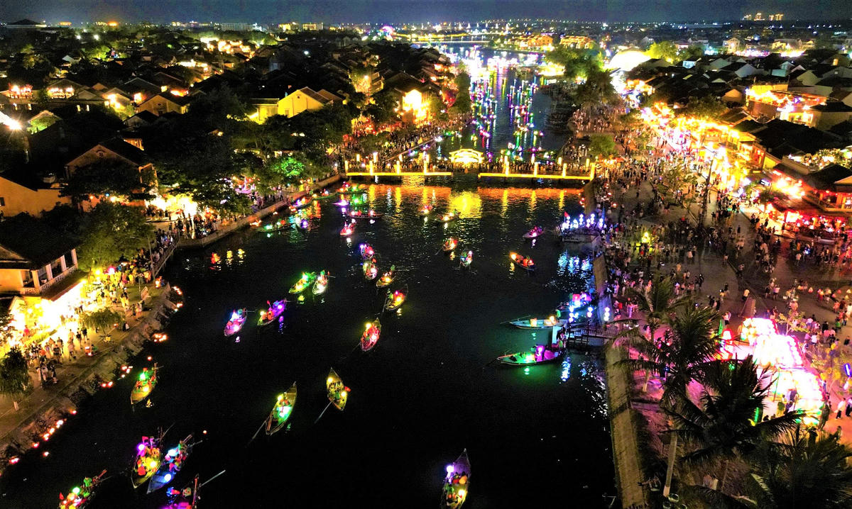 Dọc bờ sông Hoài, phố cổ Hội An rực rỡ về đêm. Ảnh: Tấn Thành.