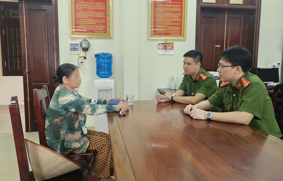 Bà T.T.H. được lực lượng công an tuyên truyền giải thích về hành vi lừa đảo của các đối tượng.
