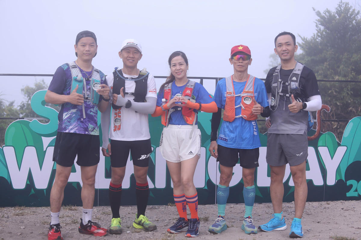 Hơn 300 người vượt bán đảo Sơn Trà trong sương mù, kêu gọi bảo vệ môi trường
