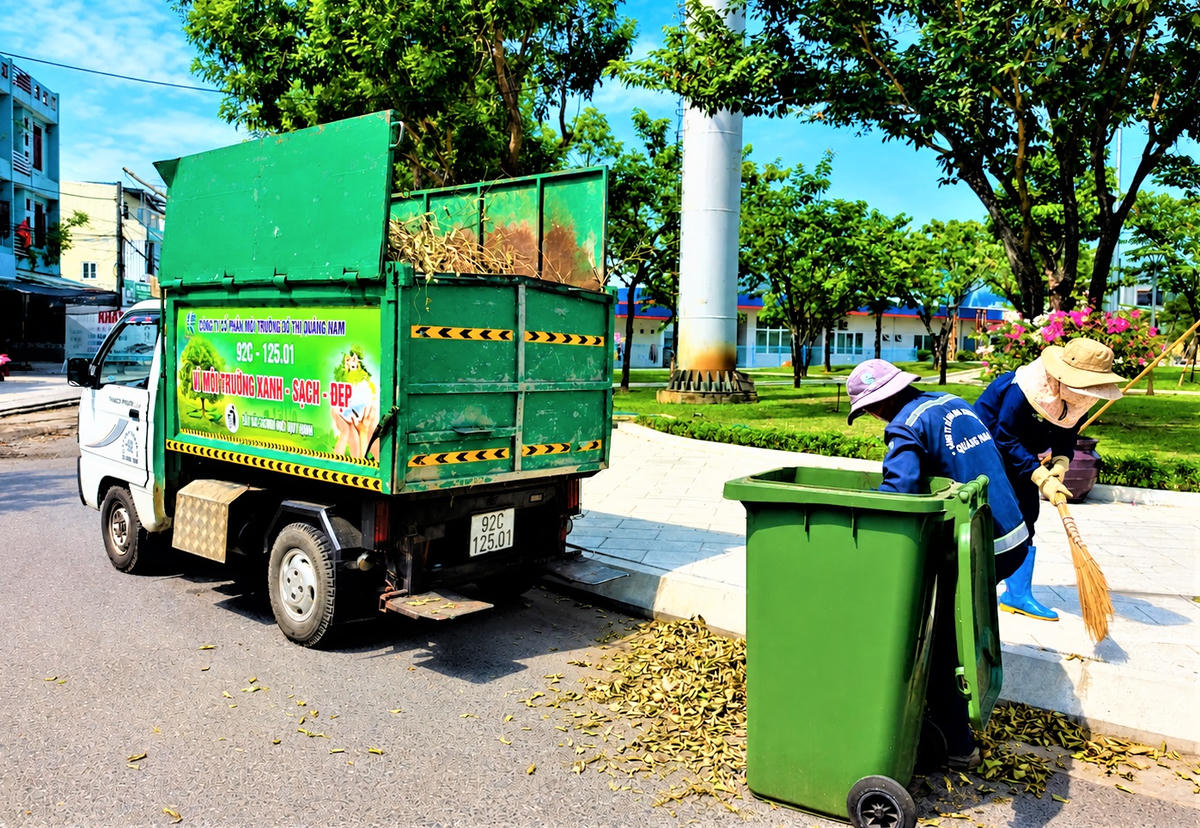 Xe thu gom rác thải trên địa bàn phường Bàn Thạch, TP Đà Nẵng. Ảnh: Tấn Thành.