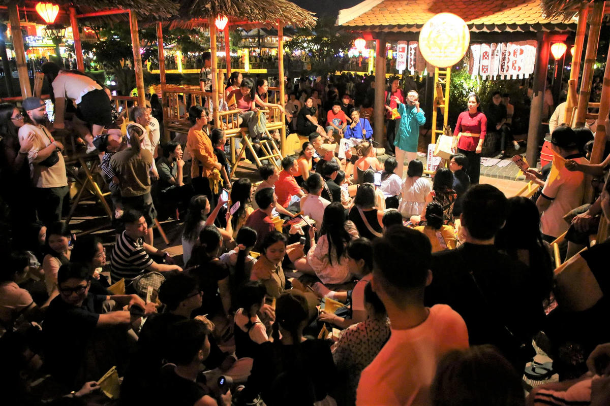 Du khách tham gia trò chơi bài chòi ở phố cổ Hội An. Ảnh: Tấn Thành.