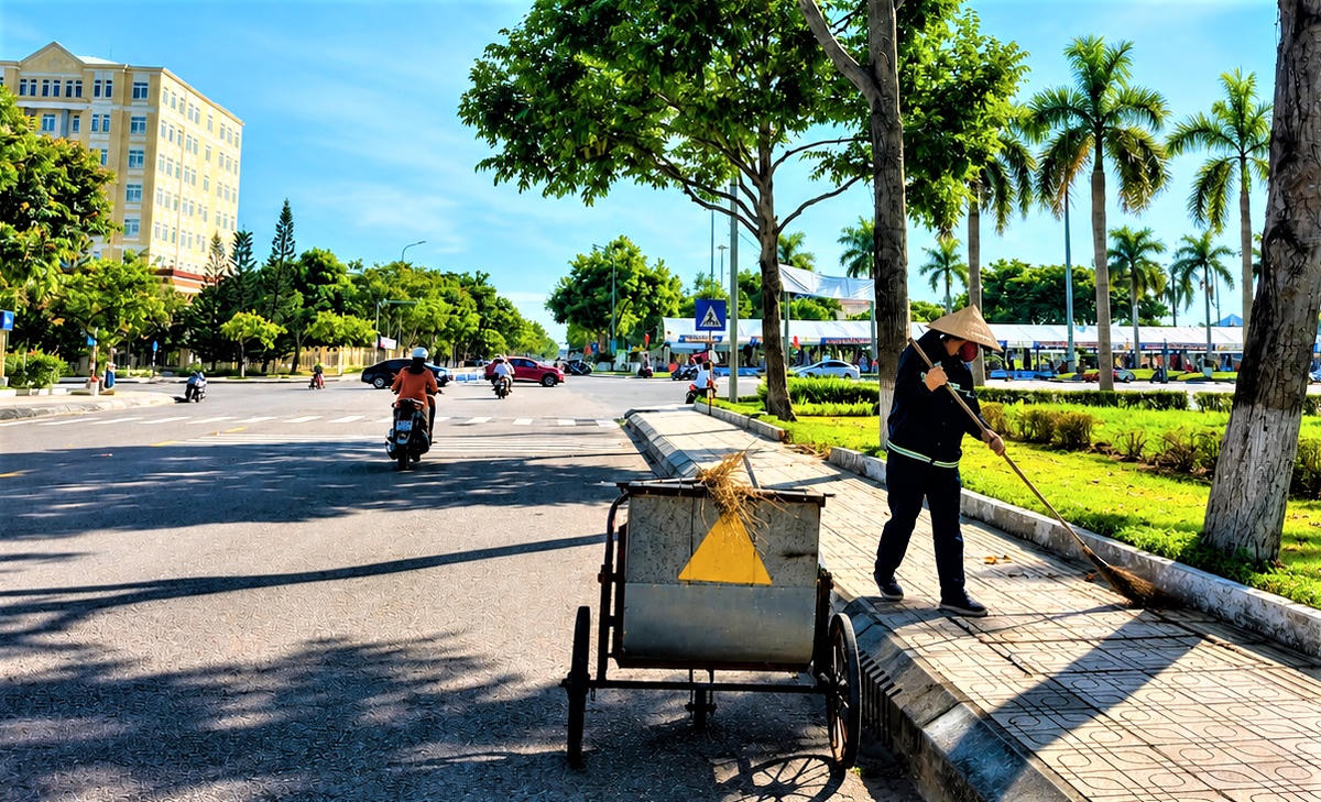 Công nhân đang quét rác trên vỉa hè, đường Trần Phú, phường Bàn Thạch. Ảnh: Tấn Thành.