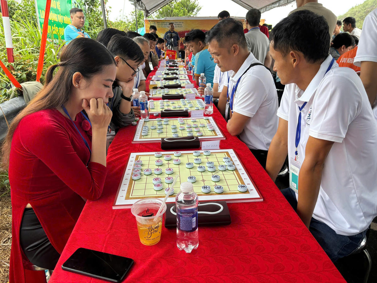 Giải cờ tướng diễn ra trên đỉnh Bàn Cờ bán đảo Sơn Trà. Ảnh: Nguyễn Tú. 