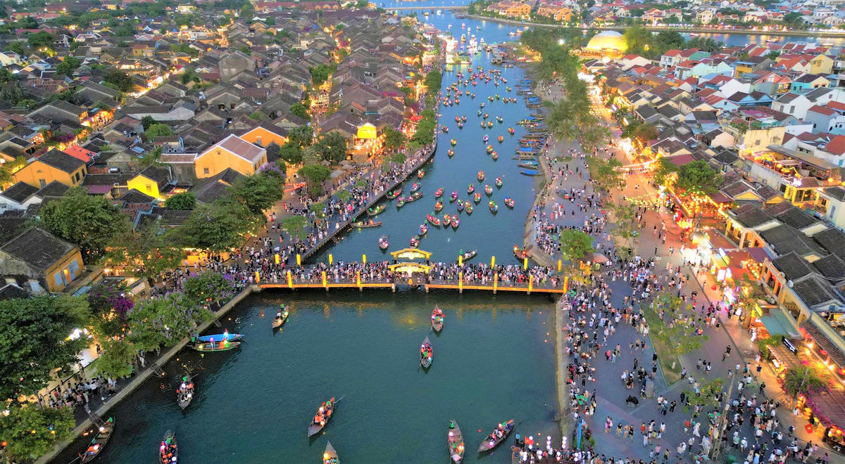 Một góc phố cổ Hội An nhìn từ trên cao. Ảnh: Tấn Thành.