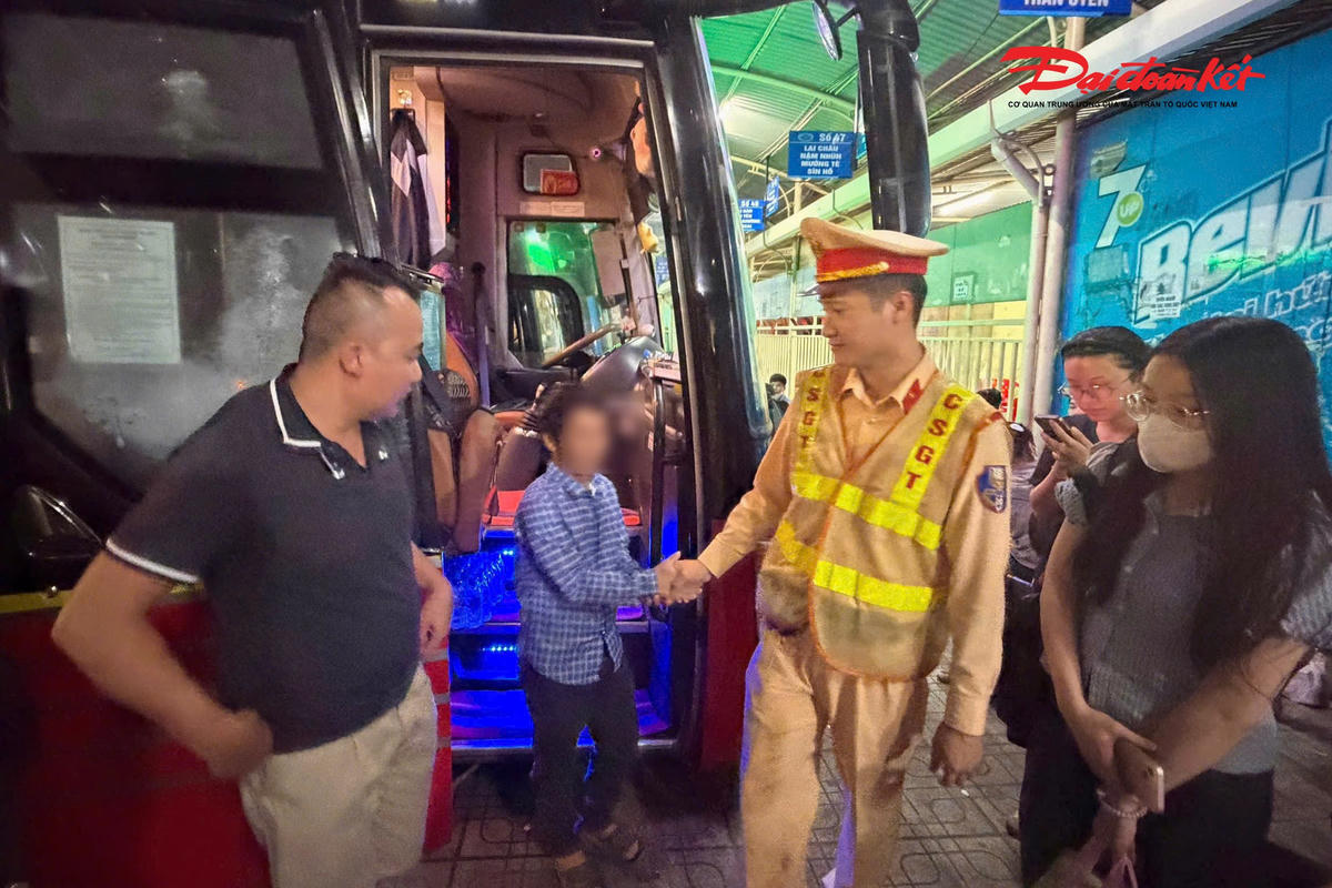 Hình ảnh Đại uý Trung hỗ trợ nam thanh niên gặp khó khăn về quê để lại ấn tượng trong lòng người dân.
