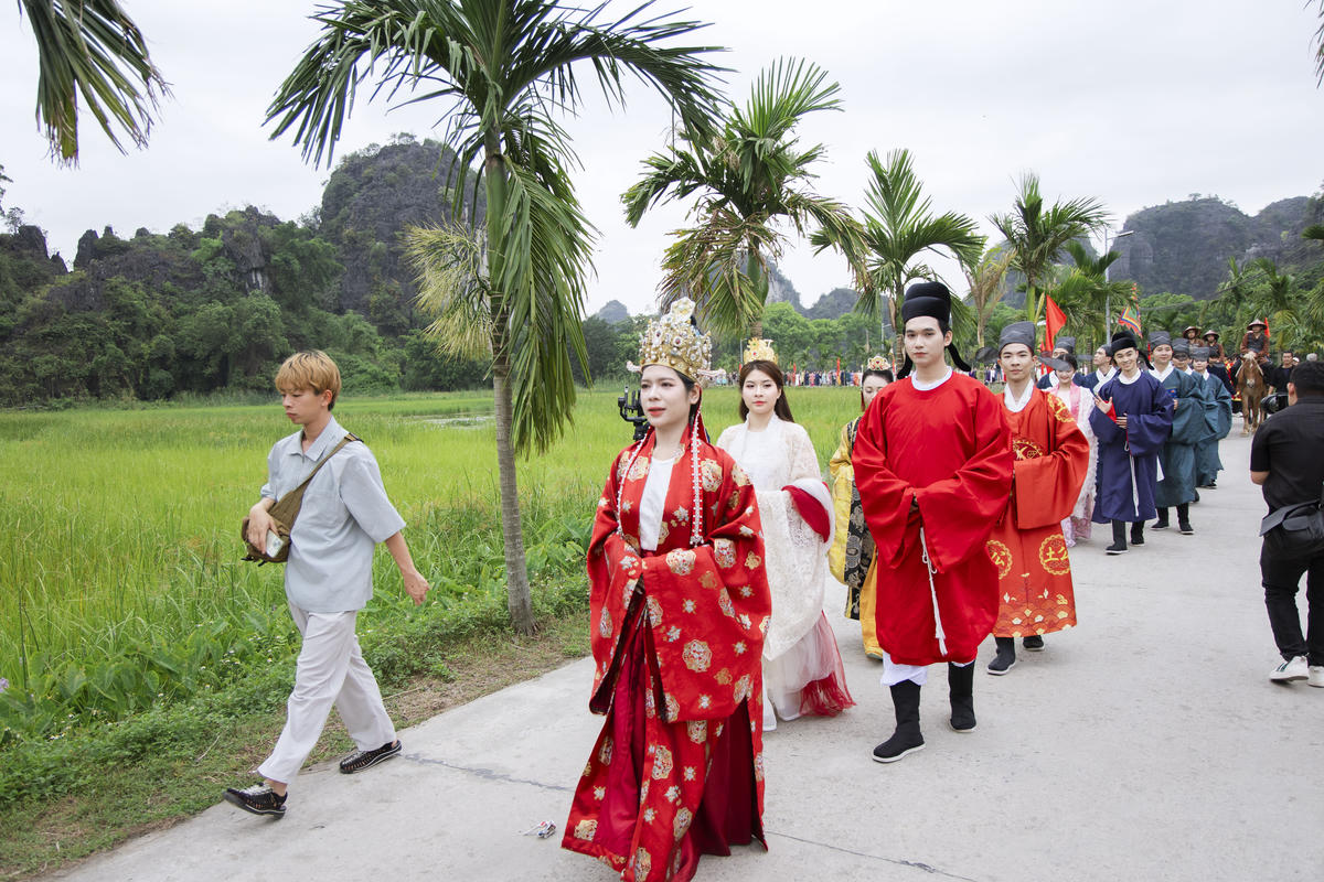 Đây là điểm chạm văn hóa mang tính kết nối giữa quá khứ và hiện tại, nơi người dân và du khách cùng hướng về các bậc tiền nhân triều Trần, bày tỏ lòng tri ân và gửi gắm ước nguyện quốc thái dân an. Ảnh: Đình Minh