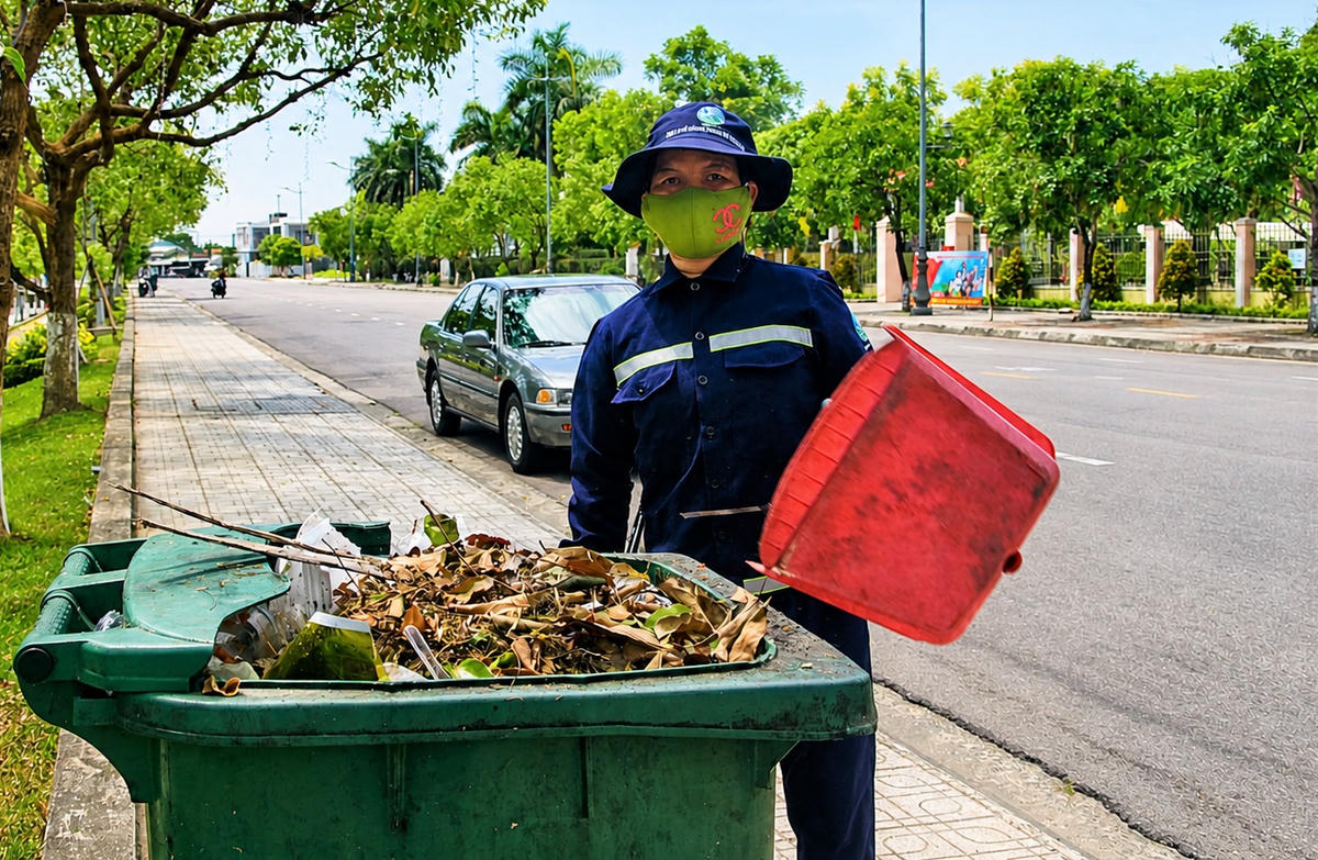 Rác thải được công nhân thu gom bỏ vào thùng rác chở đi xử lý. Ảnh: Chí Đại.