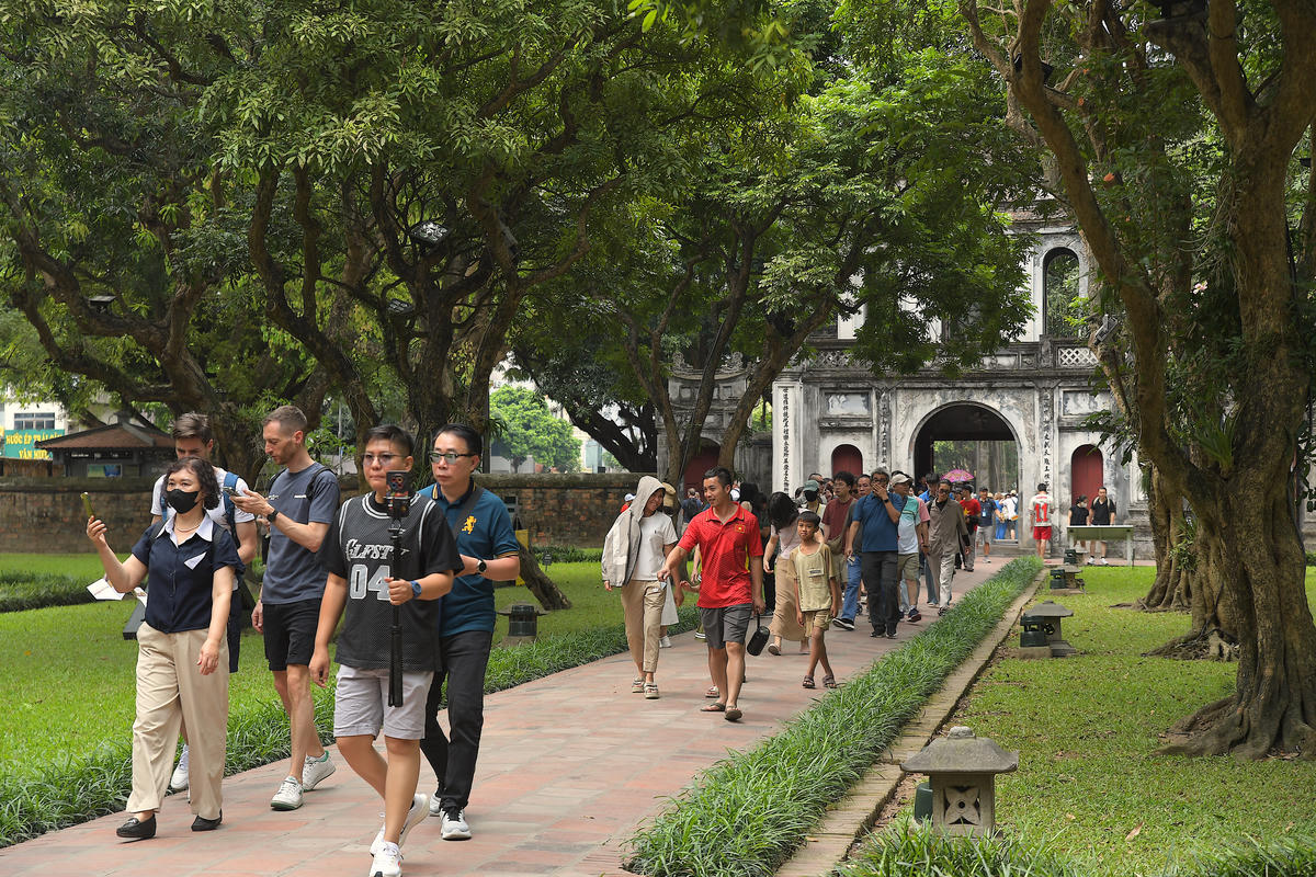 Du khách tham quan tại Văn Miếu – Quốc Tử Giám trong kỳ nghỉ lễ 30/4 – 1/5, tạo nên không khí nhộn nhịp tại không gian di tích. Nhiều gia đình, nhóm bạn trẻ và khách quốc tế tranh thủ khám phá, ghi lại những khoảnh khắc giữa không gian xanh cổ kính của di sản Thủ đô.