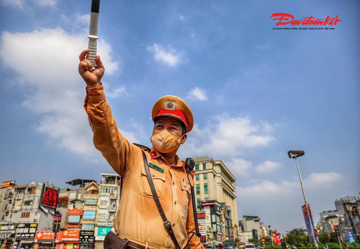 CSGT làm nhiệm vụ trong cái nắng đầu hè.