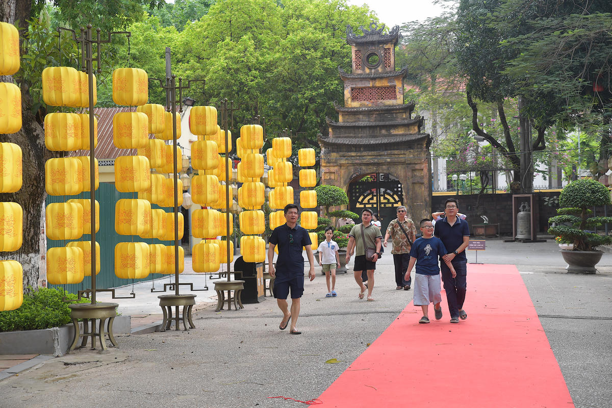 Nhiều gia đình đưa trẻ nhỏ tới Hoàng thành, kết hợp tham quan với giáo dục lịch sử thông qua trải nghiệm thực tế.