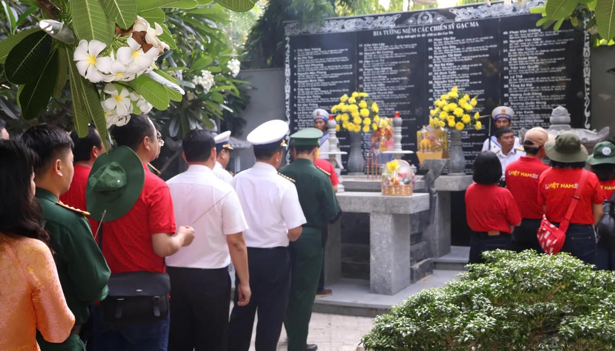 Các đại biểu thắp hương tại khu mộ gió.