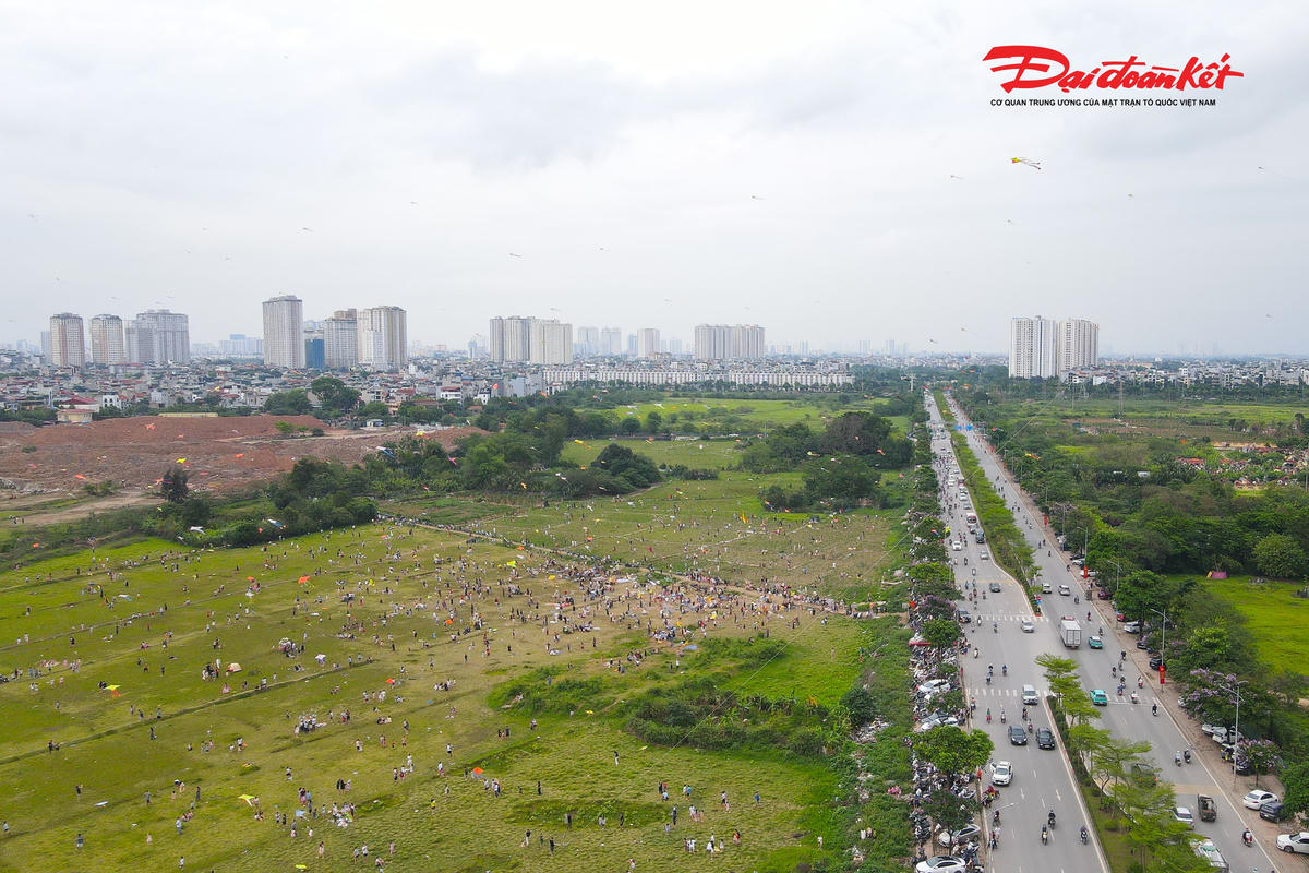 Chiều cuối kỳ nghỉ lễ, hàng nghìn người dân Thủ đô thư thả thả diều