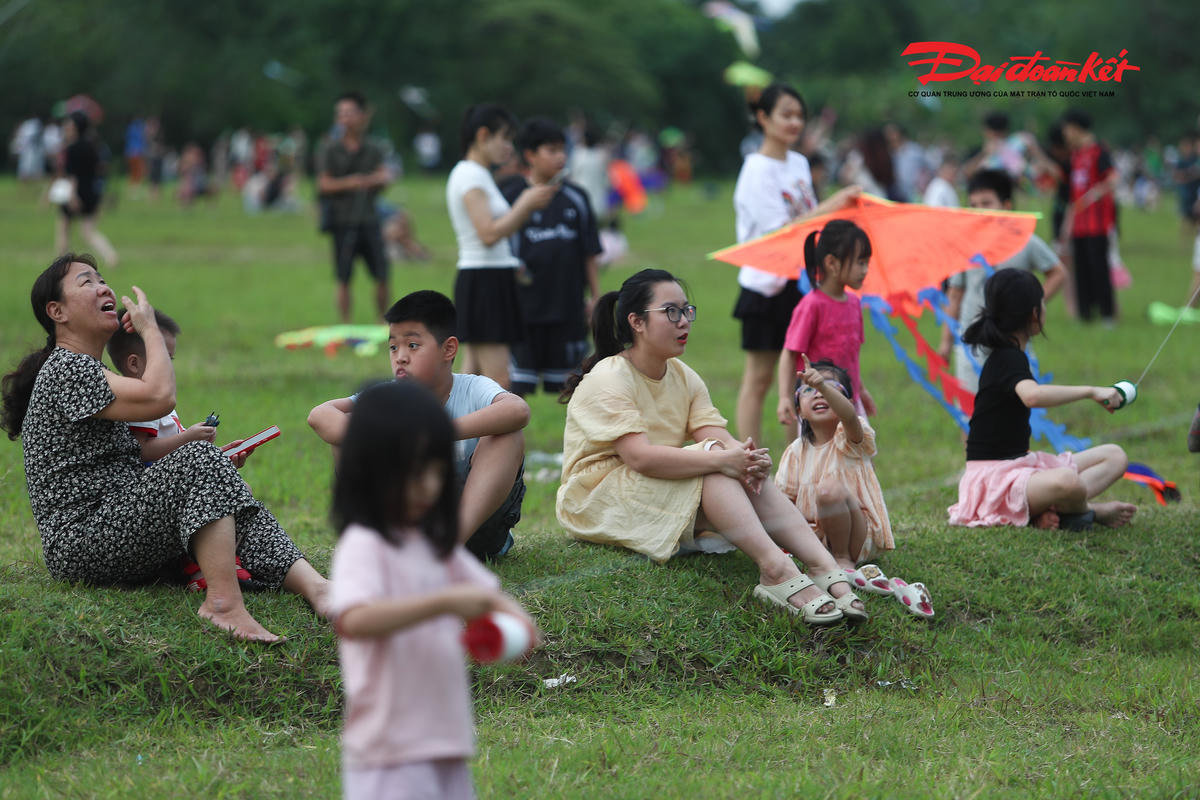 Chị Nguyễn Thị Lan (trú tại phường Hà Đông) chia sẻ: “Kỳ nghỉ dài ngày, gia đình tôi không đi du lịch xa nên chiều nay đưa các cháu ra đây thả diều. Không gian rộng, gió mát, các con rất thích. Đây cũng là dịp để cả nhà cùng thư giãn trước khi trở lại công việc".