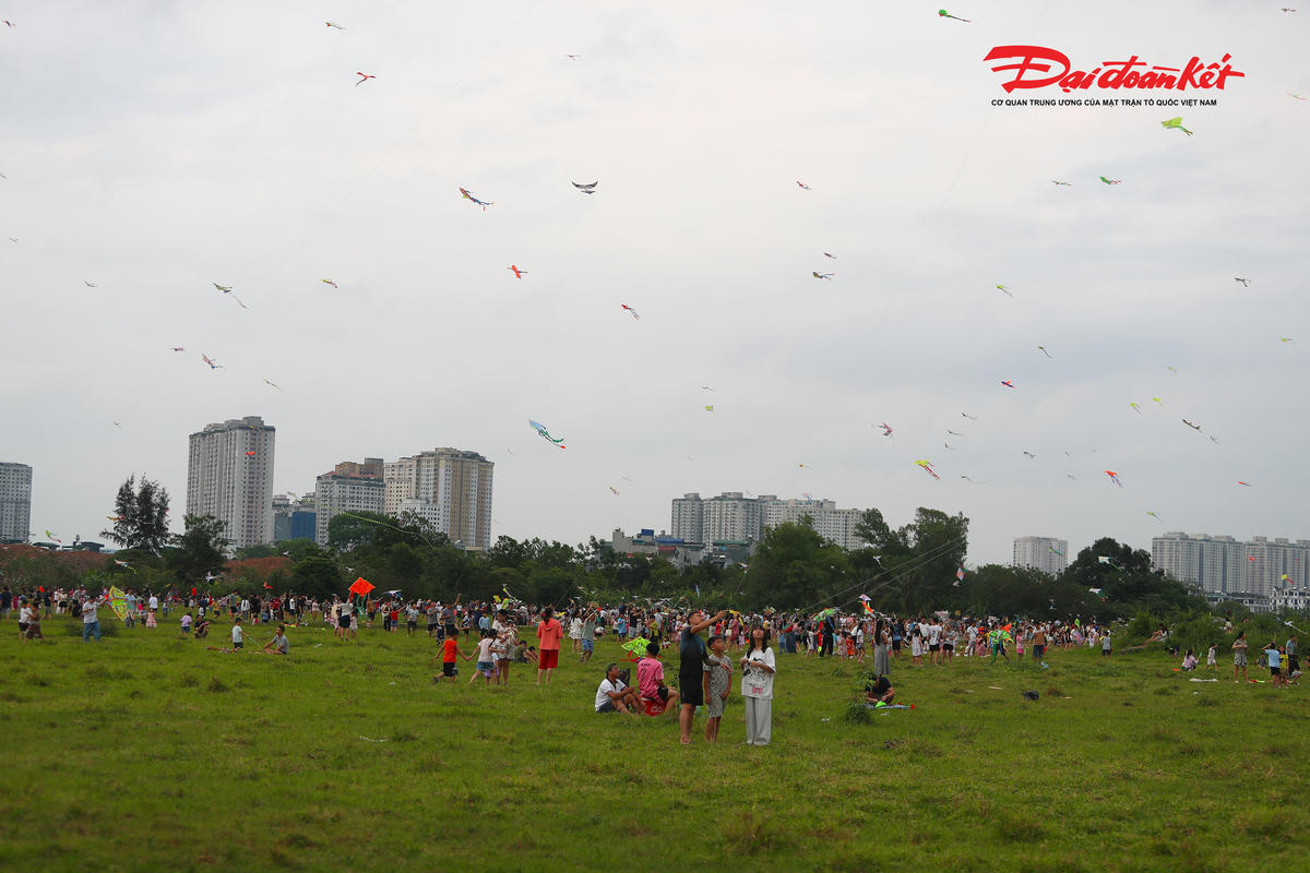 Chiều cuối kỳ nghỉ lễ, hàng nghìn người dân Thủ đô thư thả thả diều