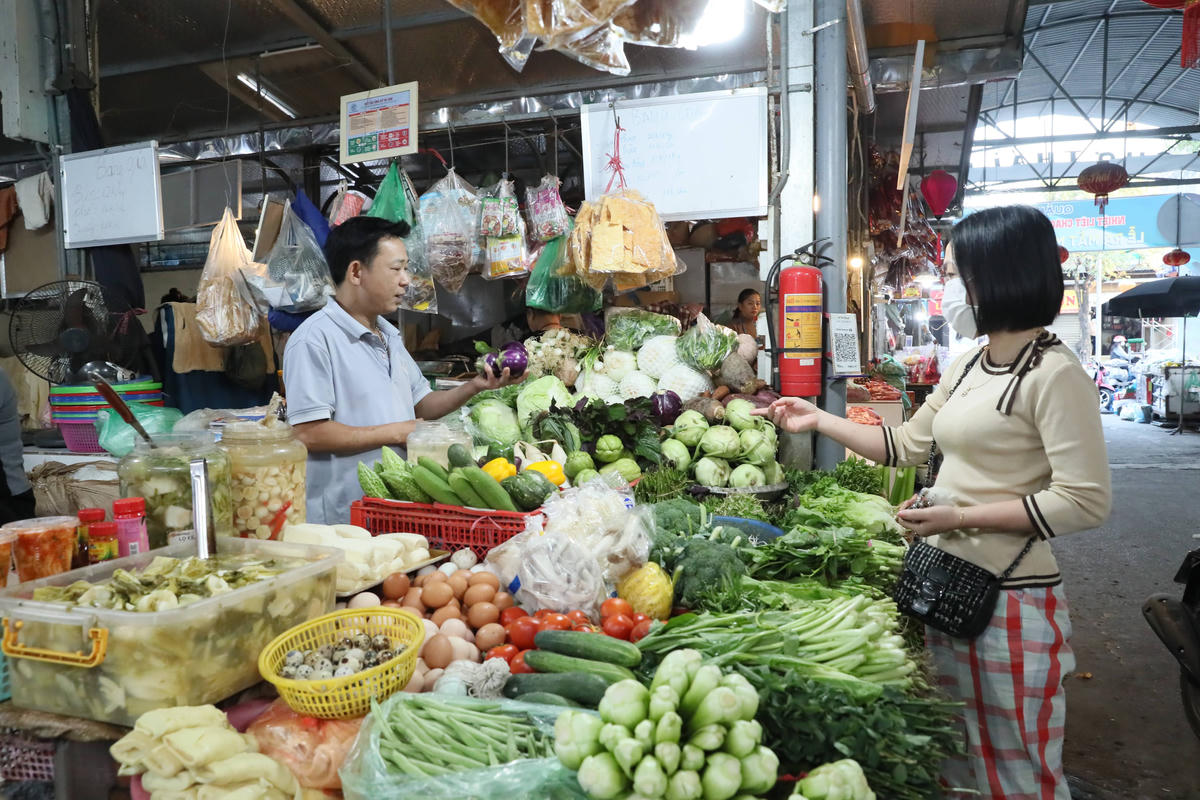 Ổn định giá cả sau khi tăng lương cơ sở là vấn đề cần được quan tâm, kiểm soát chặt chẽ. Ảnh: Quang Vinh.