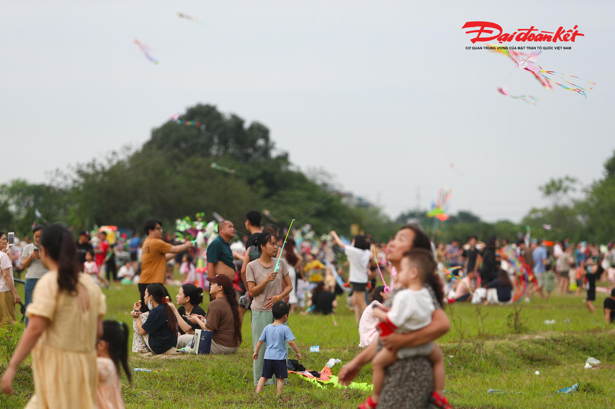 Chiều cuối kỳ nghỉ lễ, hàng nghìn người dân Thủ đô thư thả thả diều