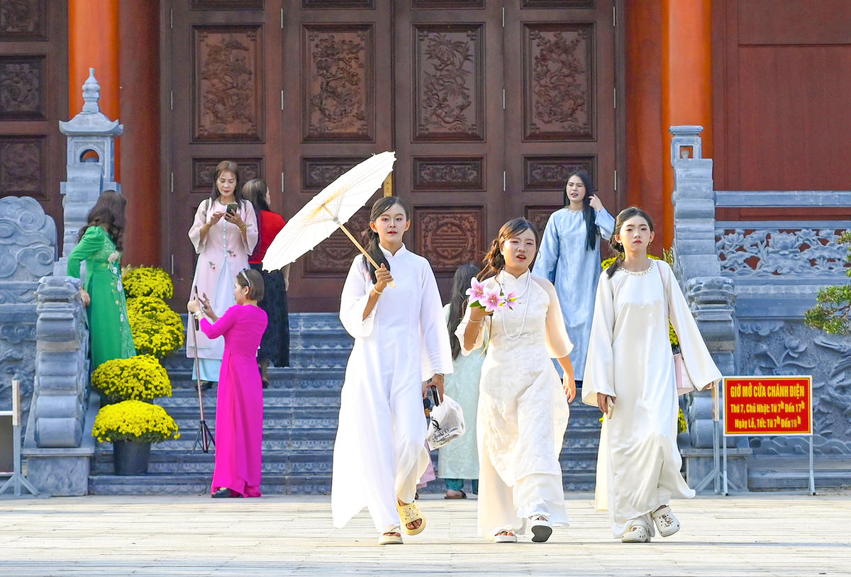 Bạn trẻ tham quan Đền tưởng niệm Anh hùng liệt sĩ và người có công Kiên Giang. Ảnh Nguyễn Minh.