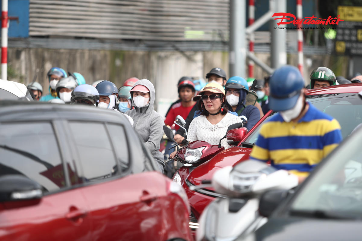 Trong dịp nghỉ lễ 30/4 - 1/5, lực lượng Cảnh sát giao thông Hà Nội đã duy trì 100% quân số tuần tra, kiểm soát, phối hợp với Công an cấp xã, xã tổ chức phân luồng, điều tiết tại các nút giao trọng điểm, nhất là trên các tuyến quốc lộ, trục chính, xuyên tâm, vành đai, khu vực bến xe, nhà ga… Qua đó, không xảy ra ùn tắc giao thông kéo dài; tai nạn giao thông được kiềm chế, an ninh trật tự được giữ vững.
