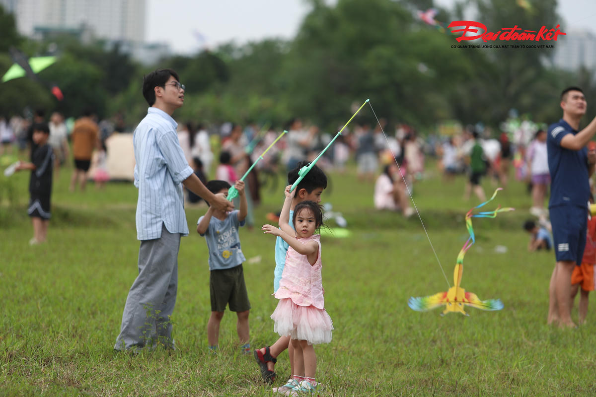 Chiều cuối kỳ nghỉ lễ, hàng nghìn người dân Thủ đô thư thả thả diều