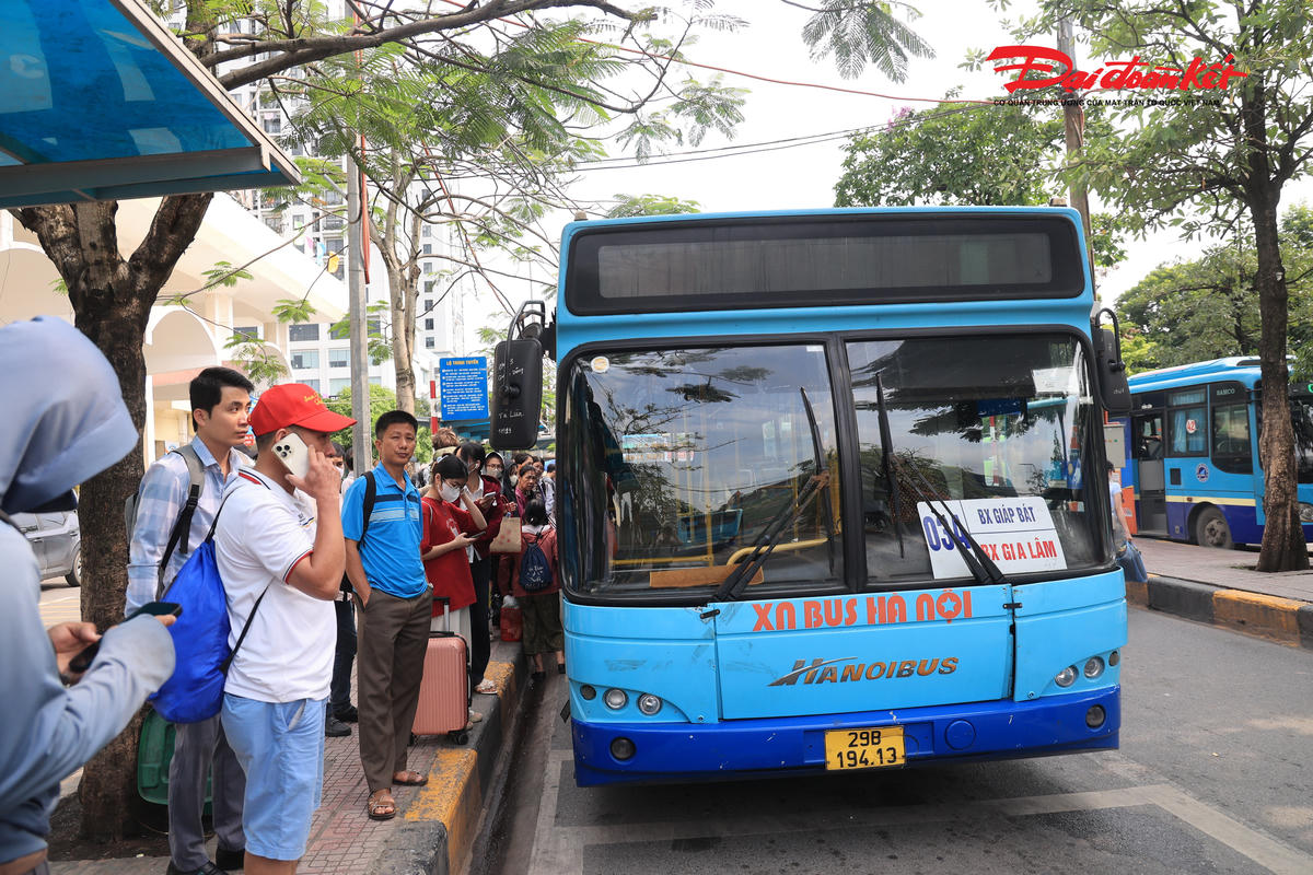 Hành khách đi xe buýt dịp nghỉ lễ 30/4 - 1/5.