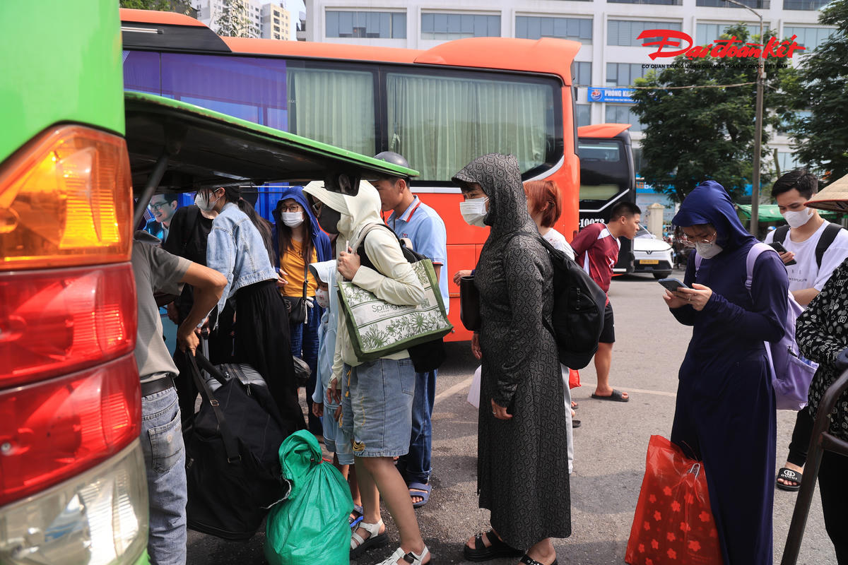 Kết thúc kỳ nghỉ 30/4, bến xe Hà Nội chật kín hành khách trở lại Thủ đô