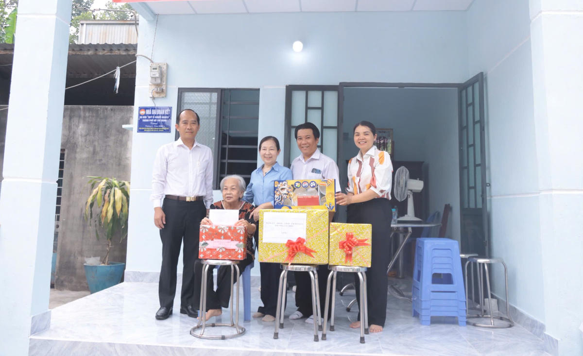 Lãnh đạo phường trao nhà Đại đoàn kết cho hộ bà Nguyễn Thị Huê. Ảnh: NN.