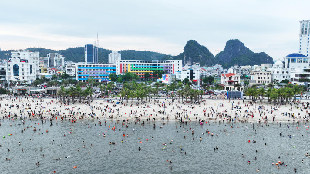 Các bãi tắm ở Quảng Ninh thu hút du khách đến vui chơi, tắm biển.