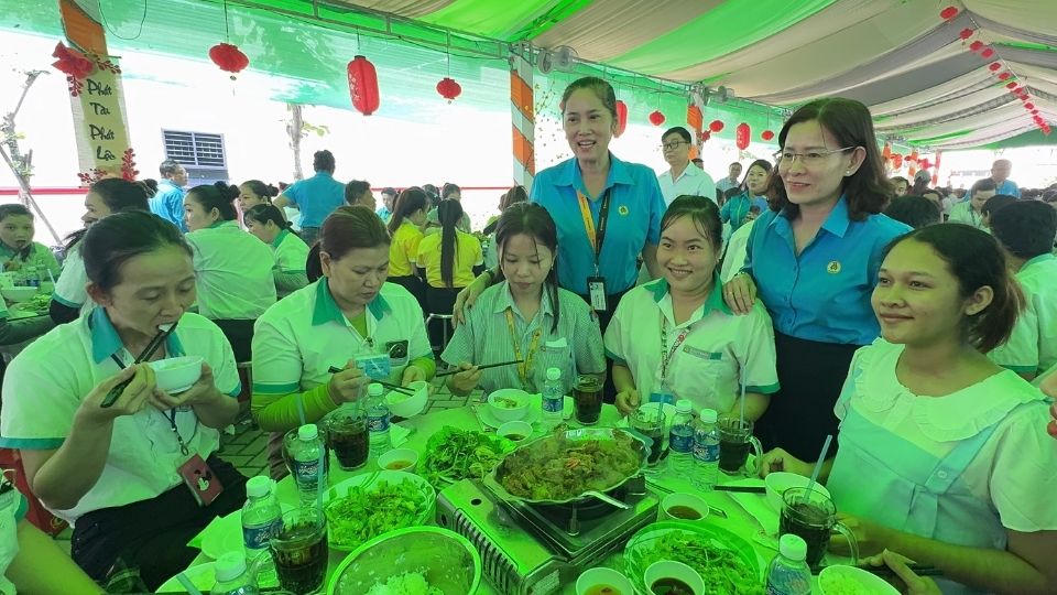 Bữa cơm Công đoàn được tổ chức tại Công ty TNHH Tỷ Bách, góp phần chăm lo đời sống người lao động. Ảnh: Hoàng Lộc.