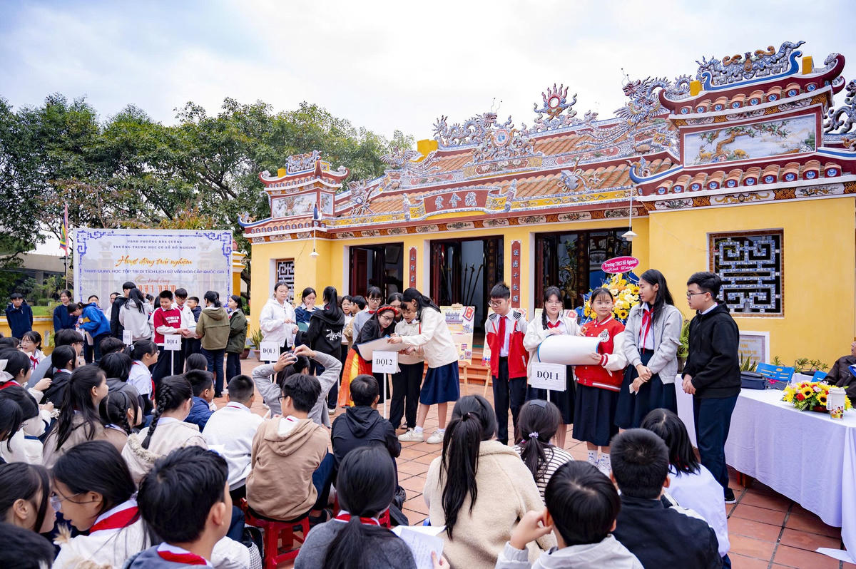Học sinh Trường THCS Hồ Nghinh trải nghiệm học lịch sử tại di tích quốc gia Đình làng Nại Nam. Ảnh: Nguyễn Tú.