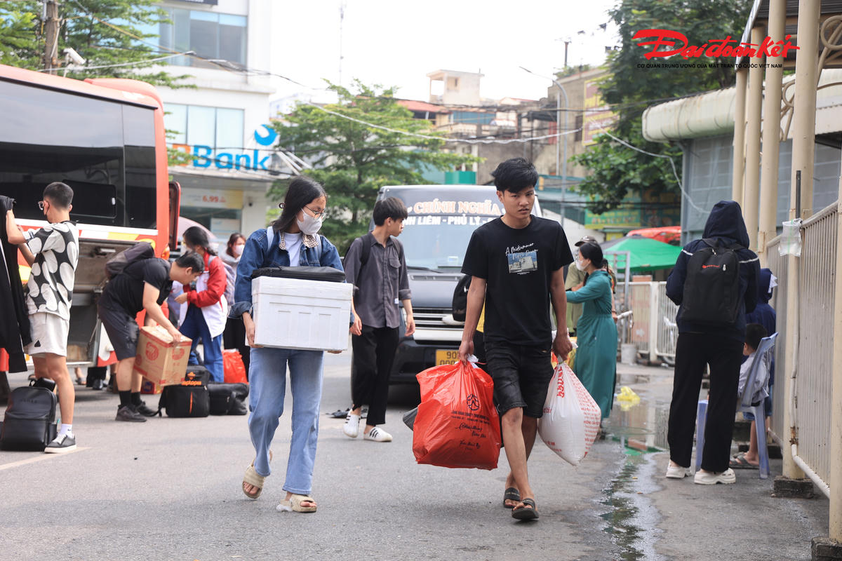 Kết thúc kỳ nghỉ 30/4, bến xe Hà Nội chật kín hành khách trở lại Thủ đô
