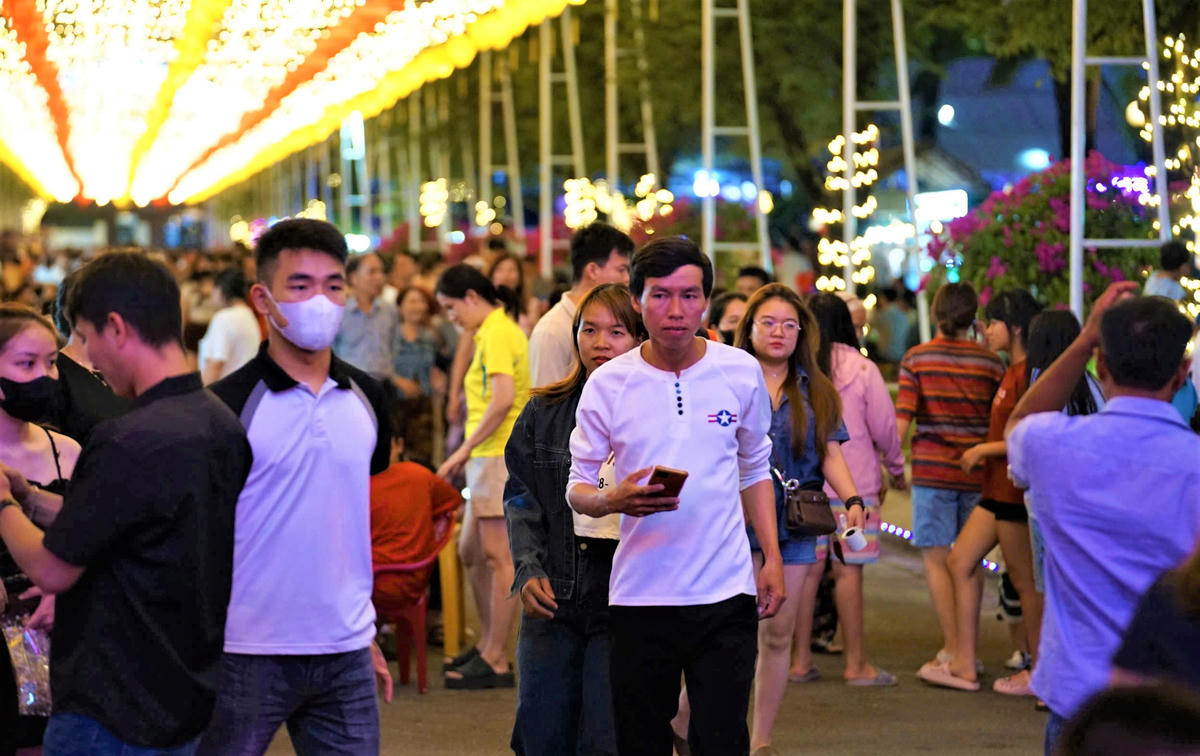 Rất đông người dân tham quan trên phố đi bộ phường Bàn Thạch. Ảnh: Chí Đại.