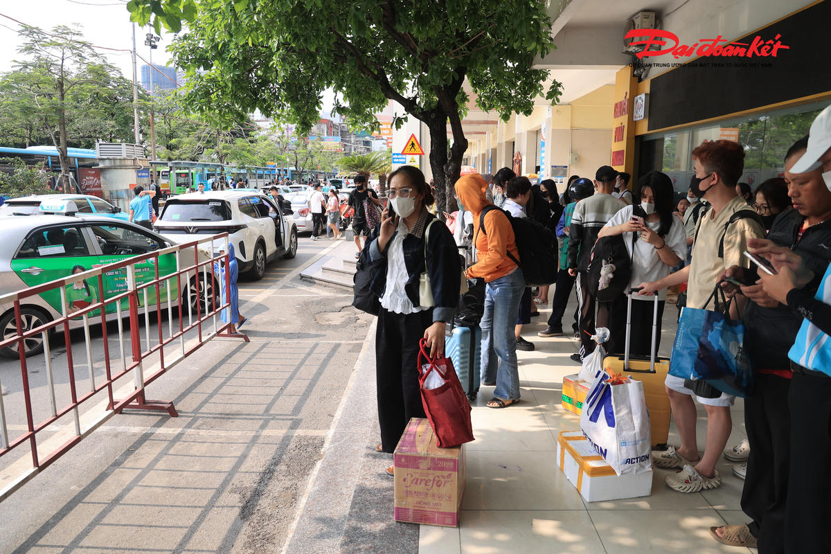 Kết thúc kỳ nghỉ 30/4, bến xe Hà Nội chật kín hành khách trở lại Thủ đô
